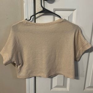SHEIN M SIZED CROP CRÈME COLORED CROP TOP